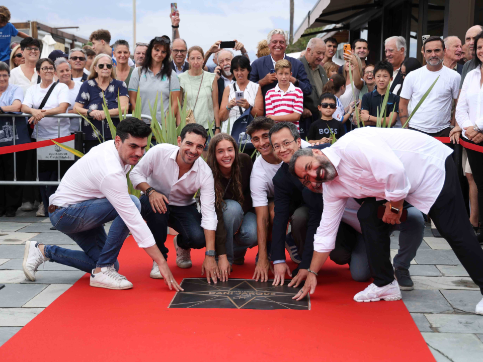 缩略图{title-sep}卡斯特尔德费尔斯为西班牙人队“永恒队长”达尼·哈尔克举行星光大道牌匾揭幕仪式{title-sep}西班牙中文球队资讯